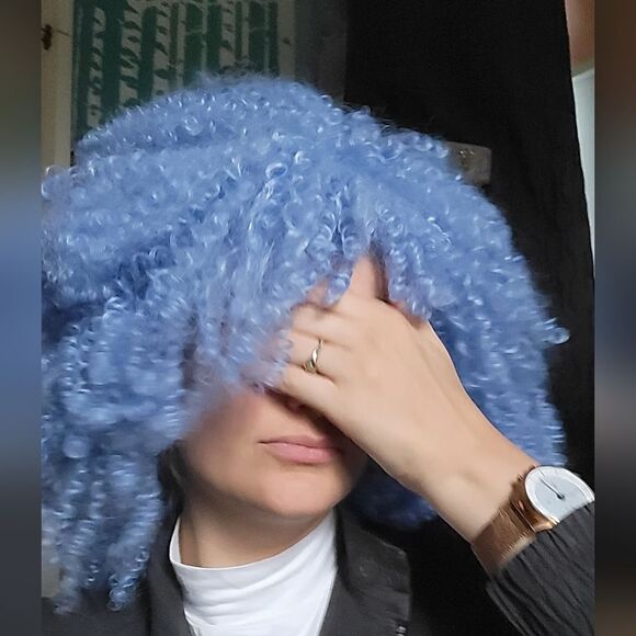 NWOT Curly Blue Wig ?